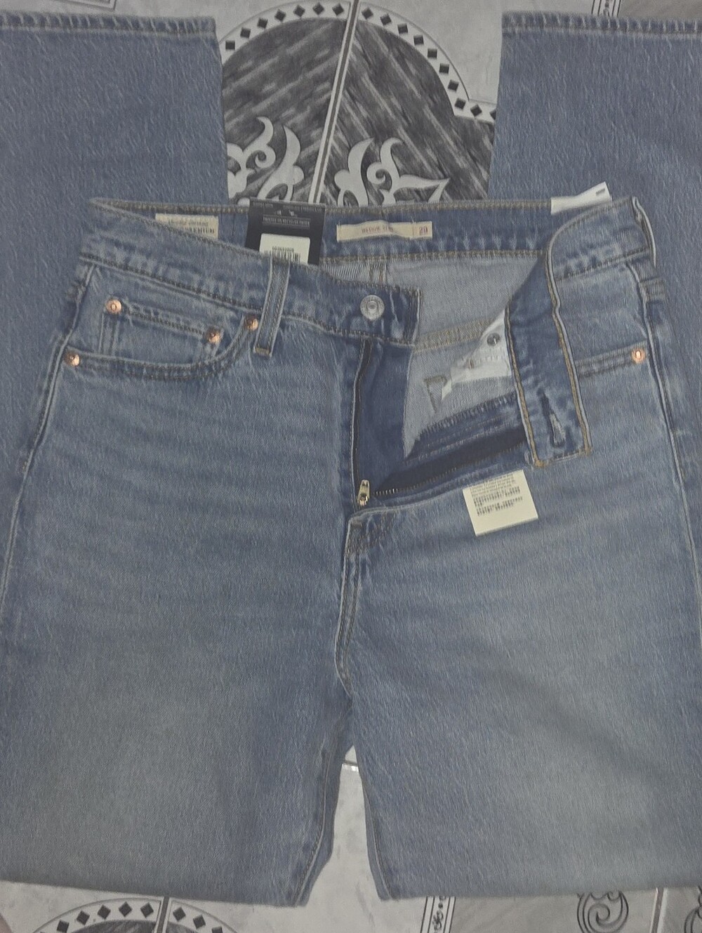 Levi's Women's Straight Leg Jeans in Medium Blue Denim